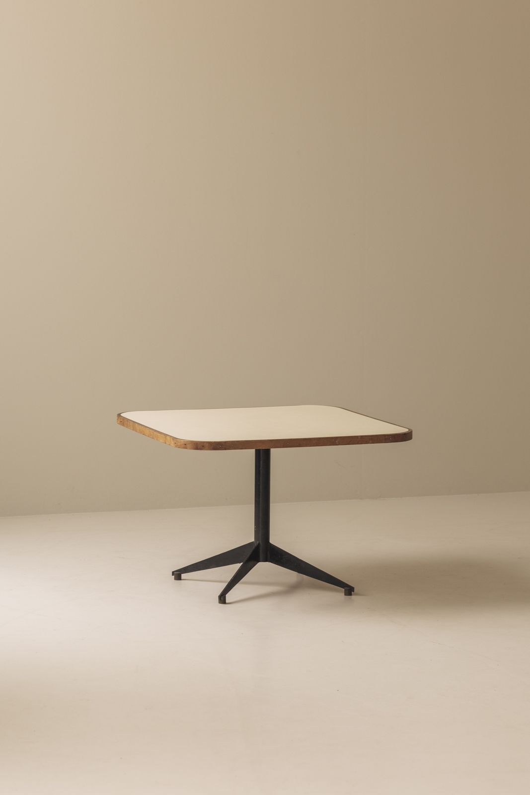 Elegante vierkante salontafel, Italië, ca. jaren 1950 photo furniture