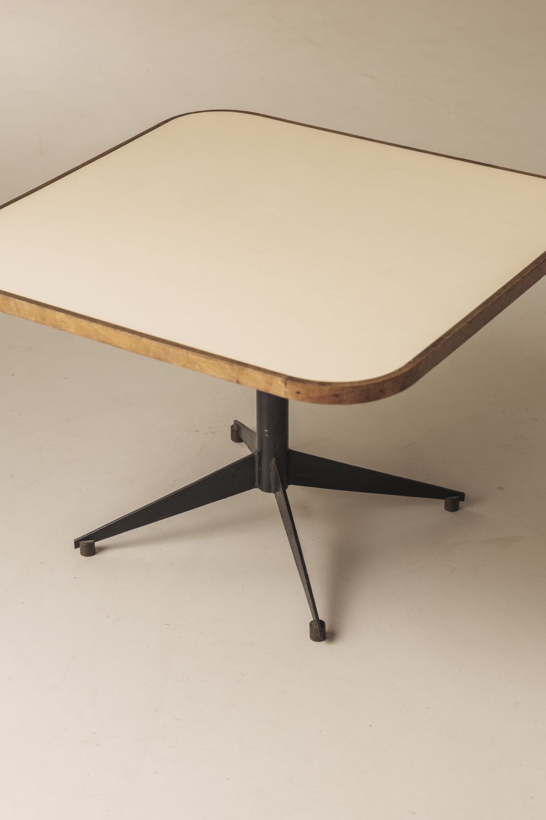 photo for sale Elegante vierkante salontafel, Italië, ca. jaren 1950