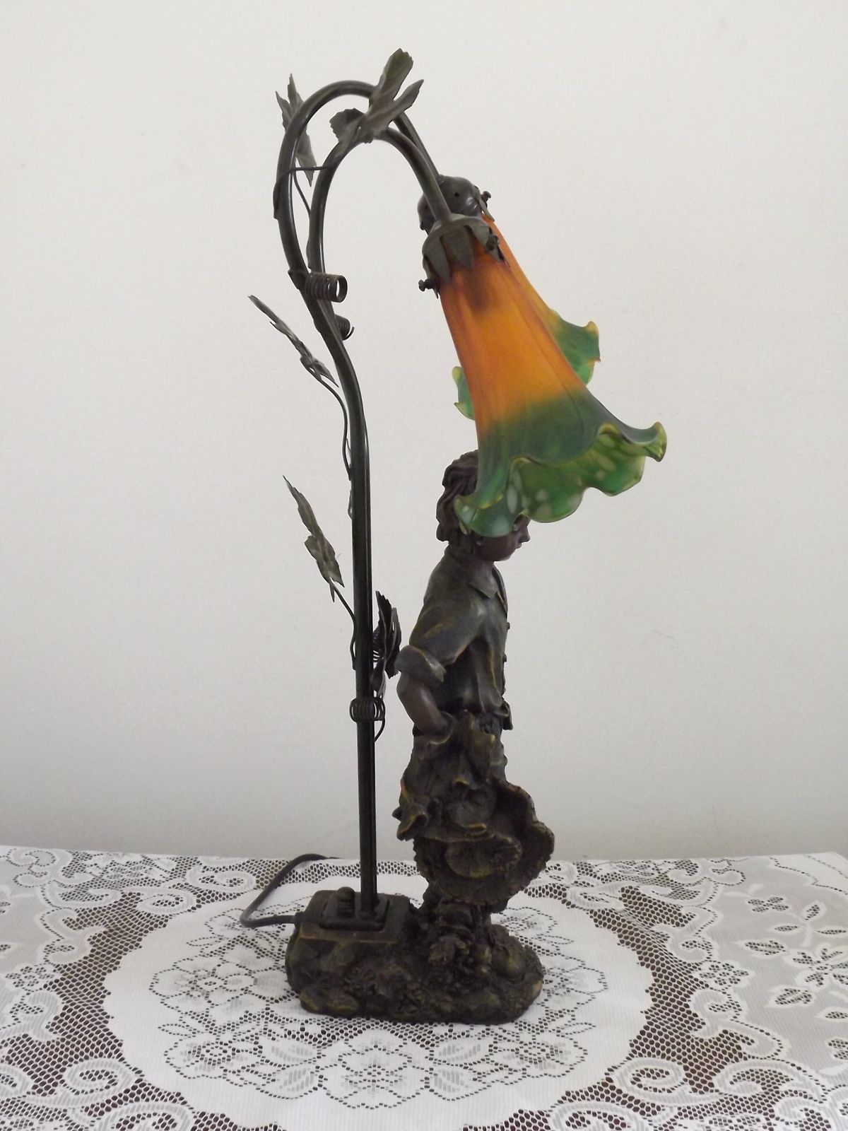 photo buy Art Nouveau tafellamp met jongensbeeldje en tulpvormige kappen in amber en groen glas