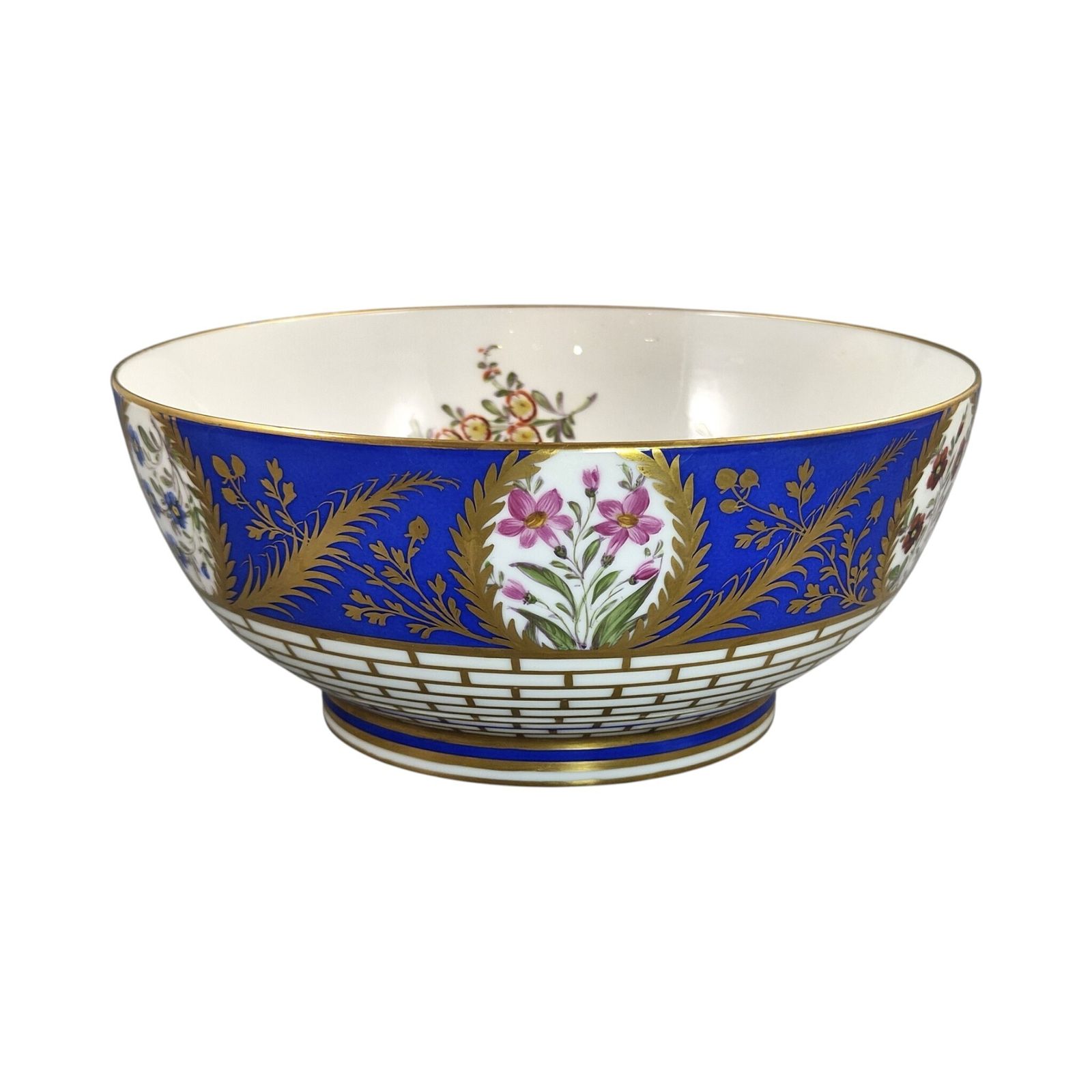 Toegeschreven aan Samson Paris, porseleinen schaal op voet met blauwe fond, eind 19e eeuw photo Woonaccessoires