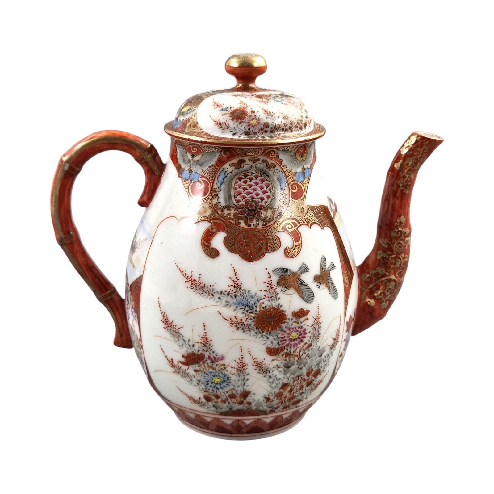photo furniture Meiji Kutani Theepot Met Bamboehengsel En Decoratieve Vaasstandaard, ca. 1890