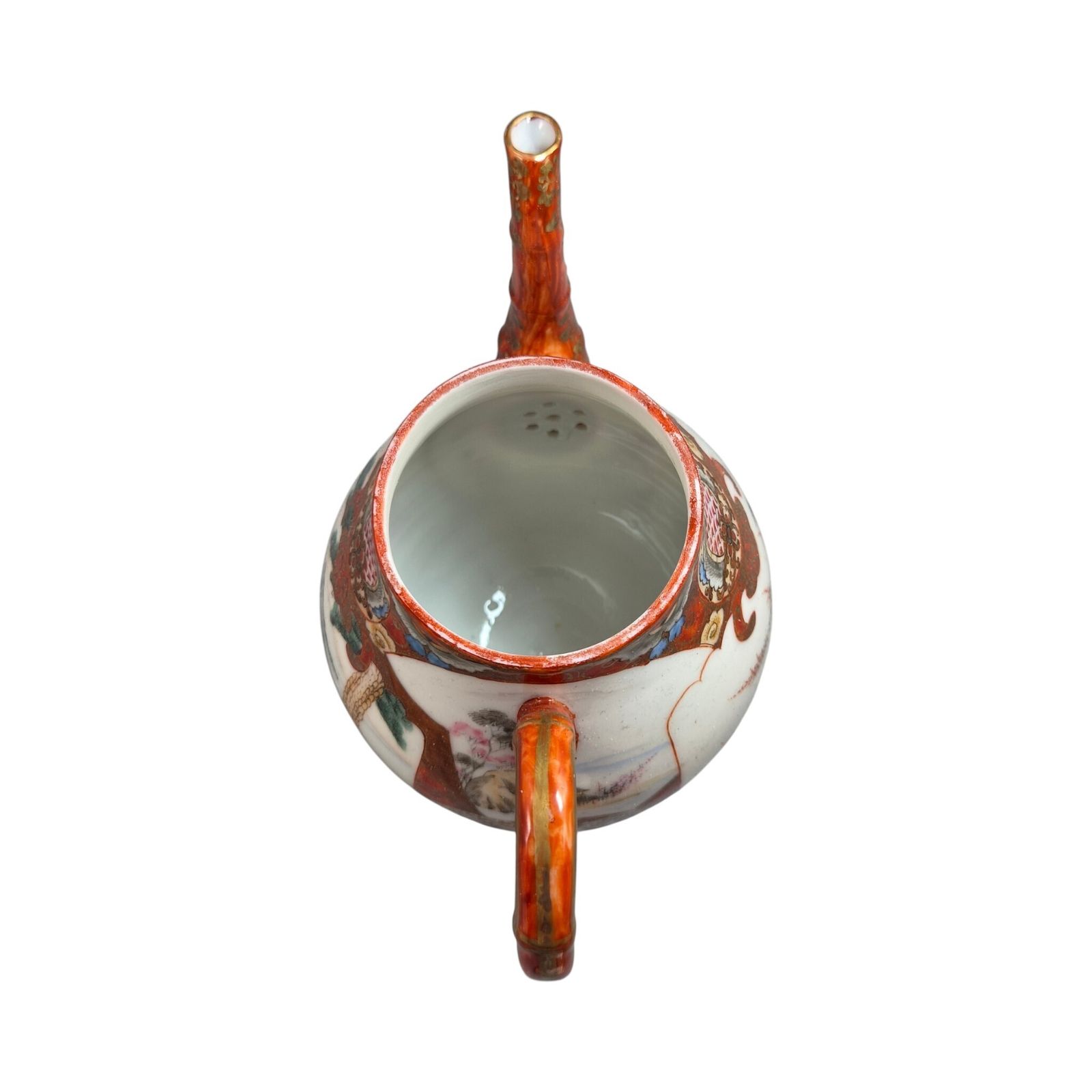 photo vinterior Meiji Kutani Theepot Met Bamboehengsel En Decoratieve Vaasstandaard, ca. 1890