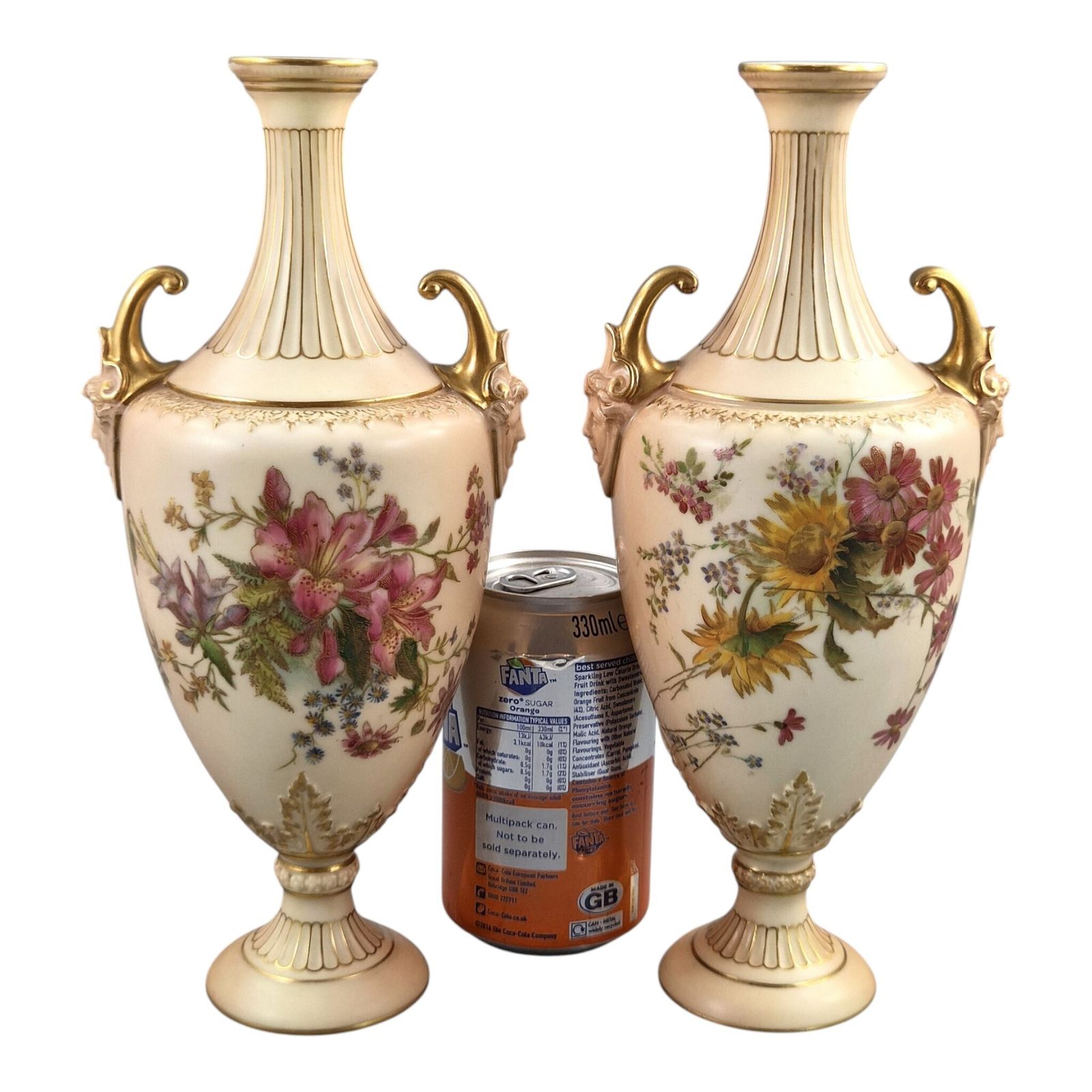 800.0 Paar Royal Worcester Blush Ivory Bloemvazen met Vergulde Maskerhengels, 1900 photo