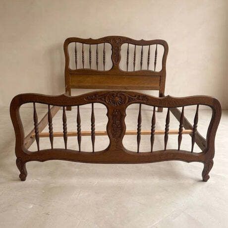 Vintage Houten Bedframe Met Gesneden Sierhoofdbord En Voetenboord, Eerste Helft 20e Eeuw photo for sale