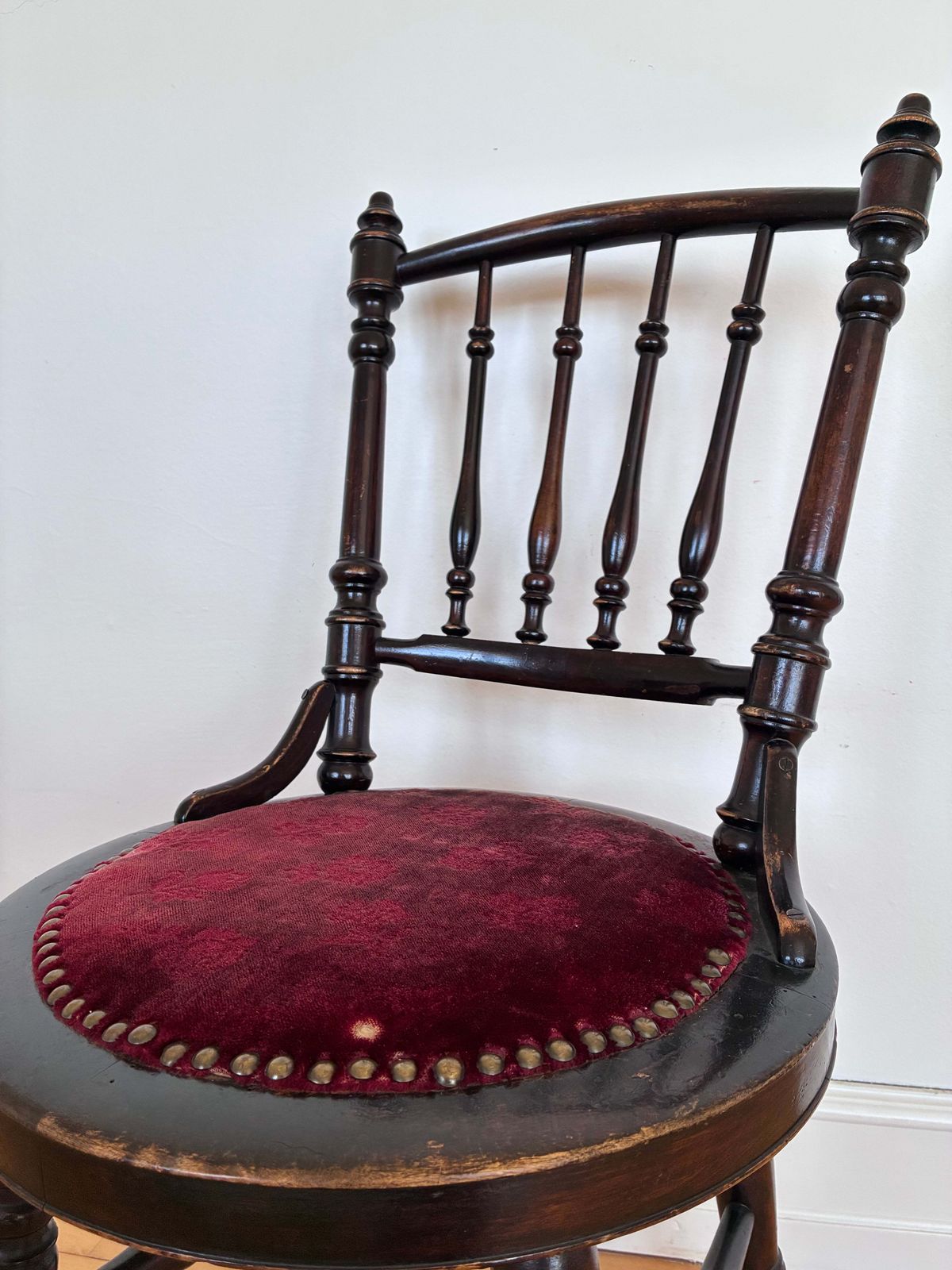 Antieke Engelse Victoriaanse Stoel Met Spijlenrug photo furniture