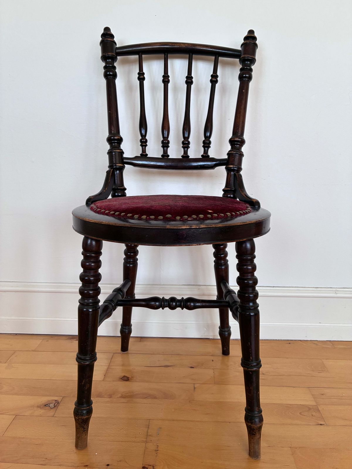 Antieke Engelse Victoriaanse stoel met spijlenrug photo buy