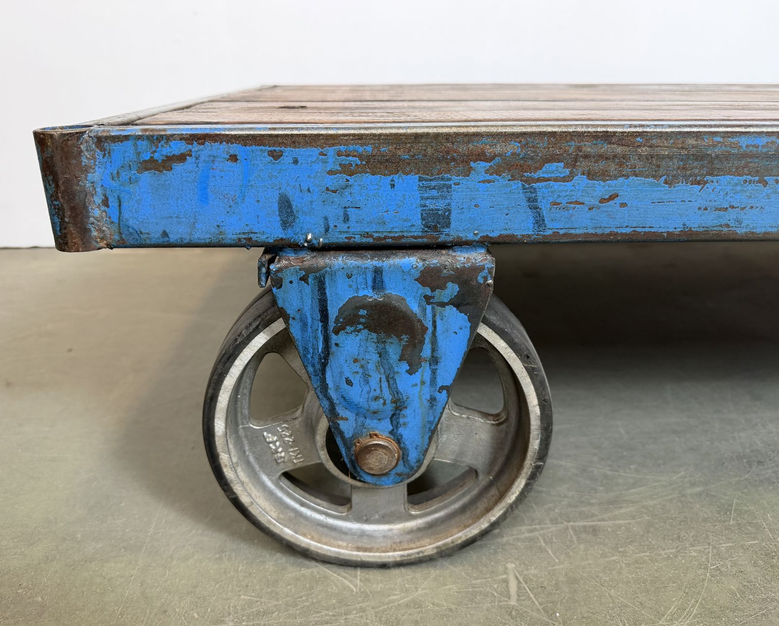 photo vintage Large Blue Industrial Coffee Table Cart, 1960s