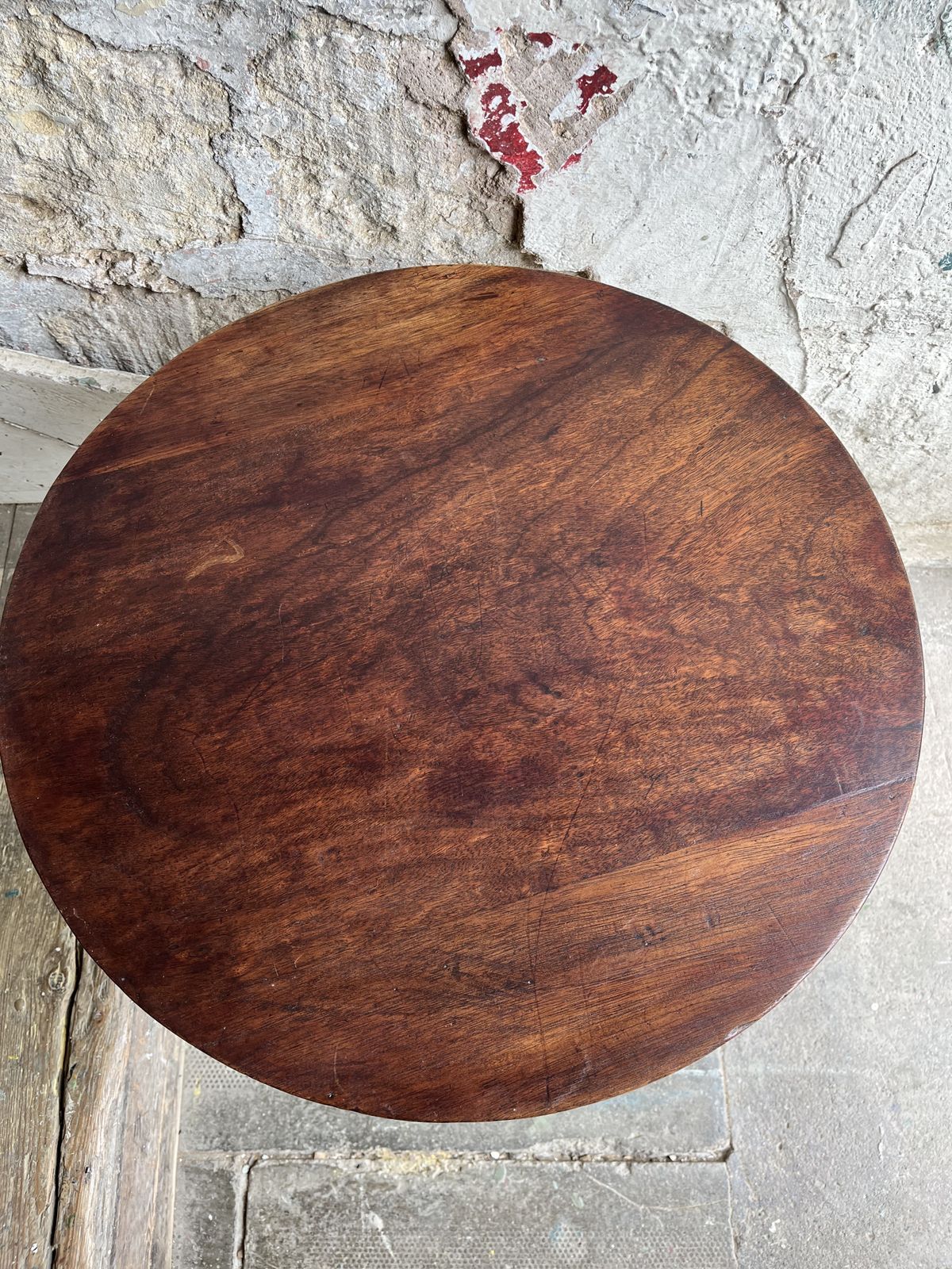 An Exceptional Quality Early Victorian Mahogany And Rosewood Circular Occasional Wine Table With Carved Legs photo vinterior