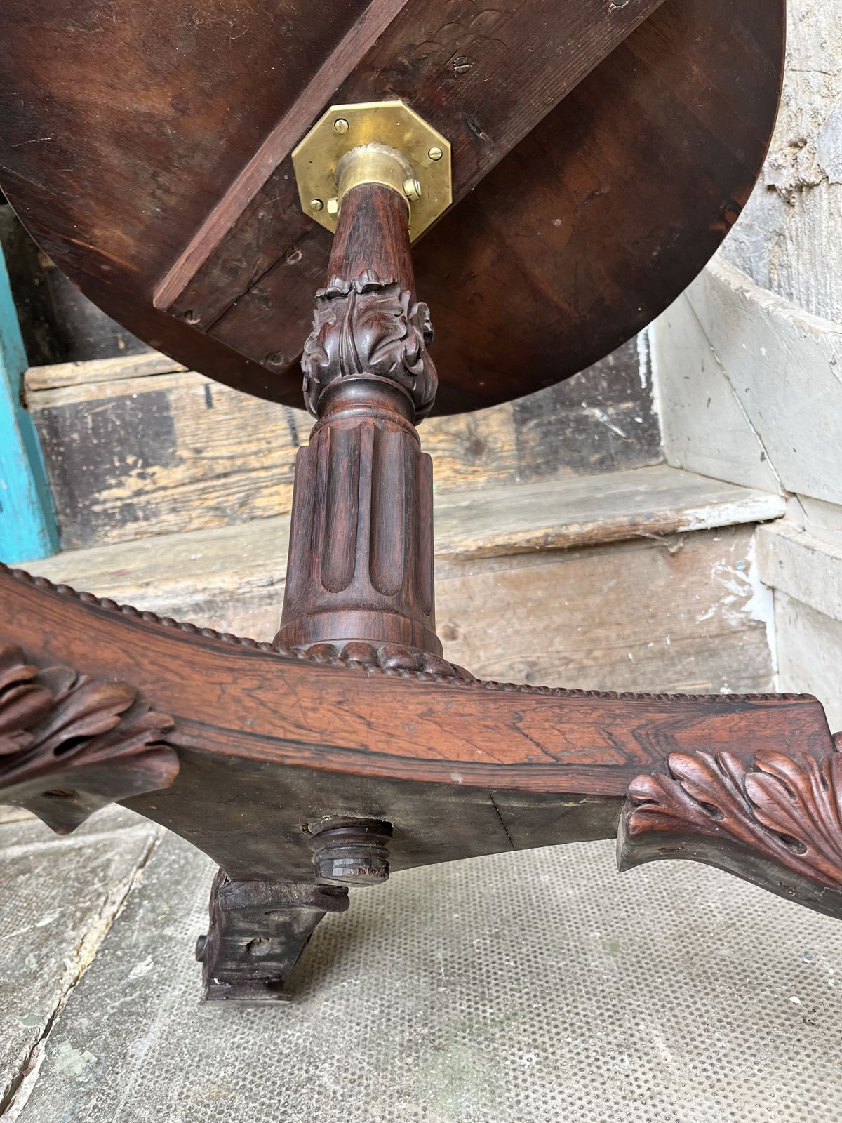 photo furniture An Exceptional Quality Early Victorian Mahogany And Rosewood Circular Occasional Wine Table With Carved Legs