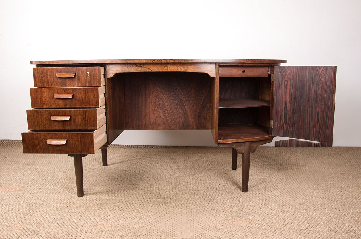 photo furniture Bureau Danois Ovale En Palissandre Par Gunni Omann 1960.