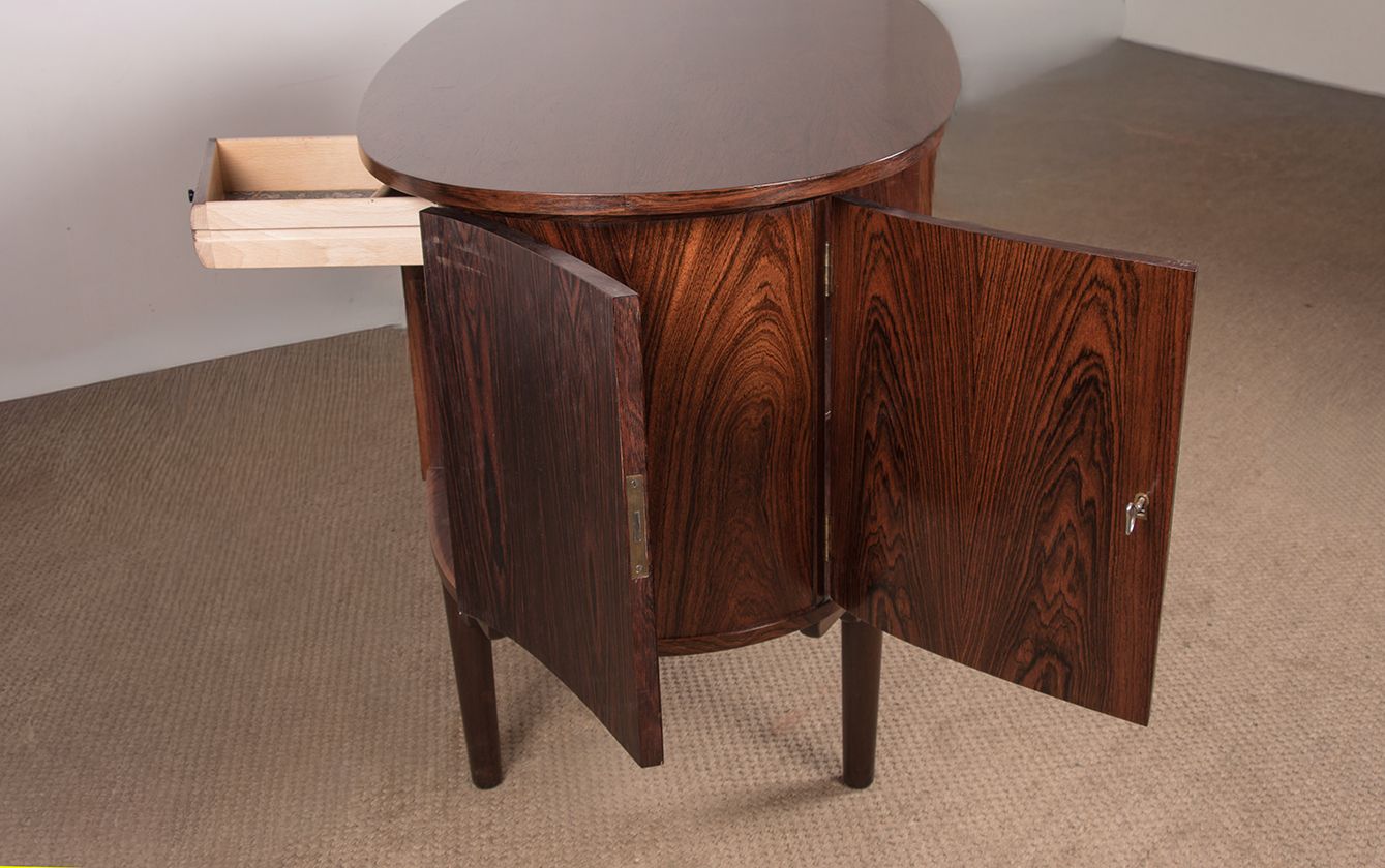 photo vintage Bureau Danois Ovale En Palissandre Par Gunni Omann 1960.