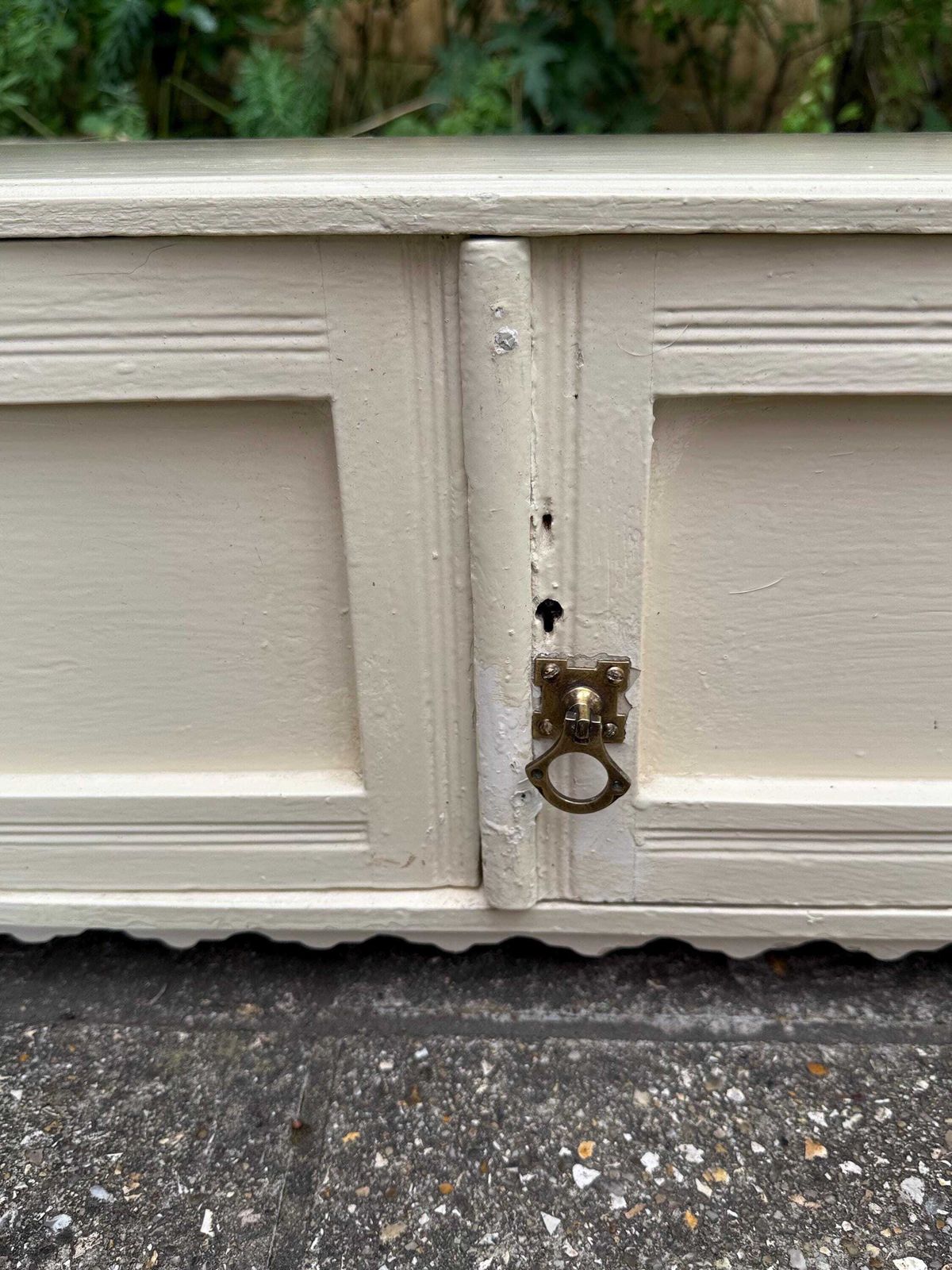 photo vinterior Antique Victorian Painted Wall Shelf Cabinet Rustic Cottage Hanging Cupboard With Key