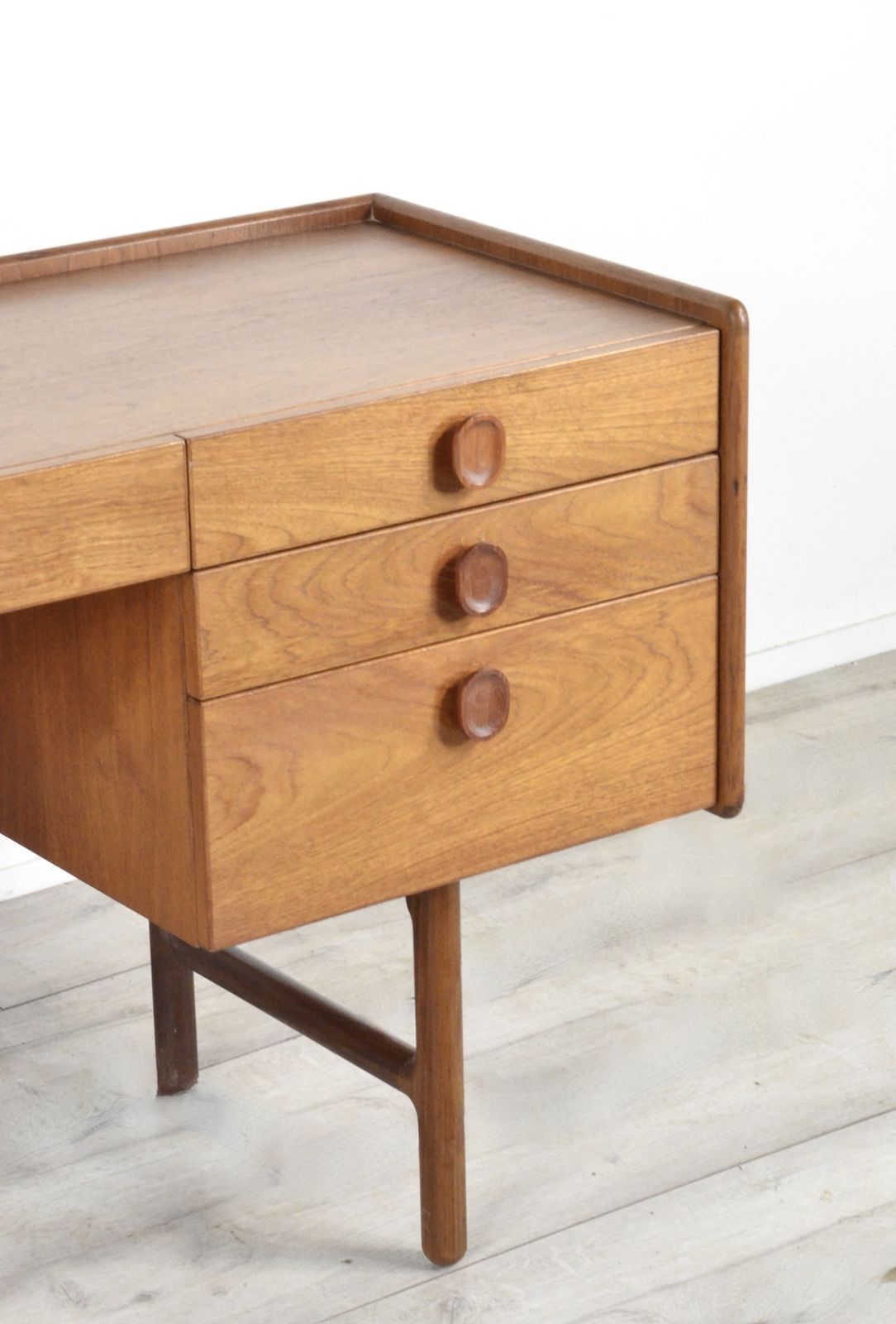 Midcentury Meredew Desk / Console Table In Stunning Teak. Vintage Modern / Retro / Danish / Scandinavian Style. photo vinterior