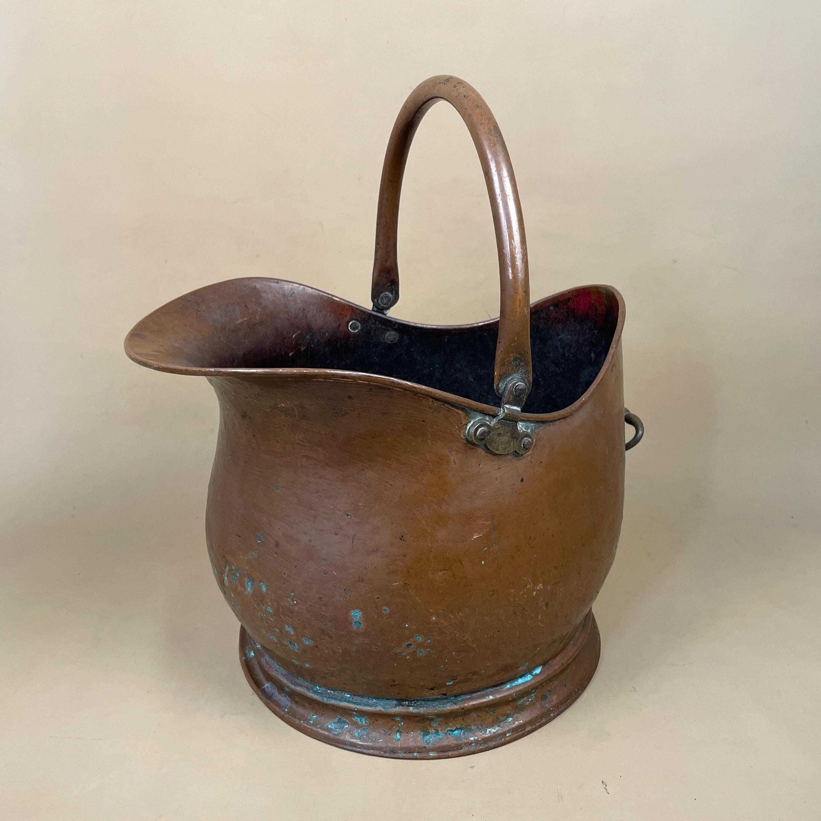 Antique English Metal Copper Coal Bucket Handle Fireside Fire Side Scuttle Copper Helmet Farmhouse Cottage Vintage Fireplace photo furniture
