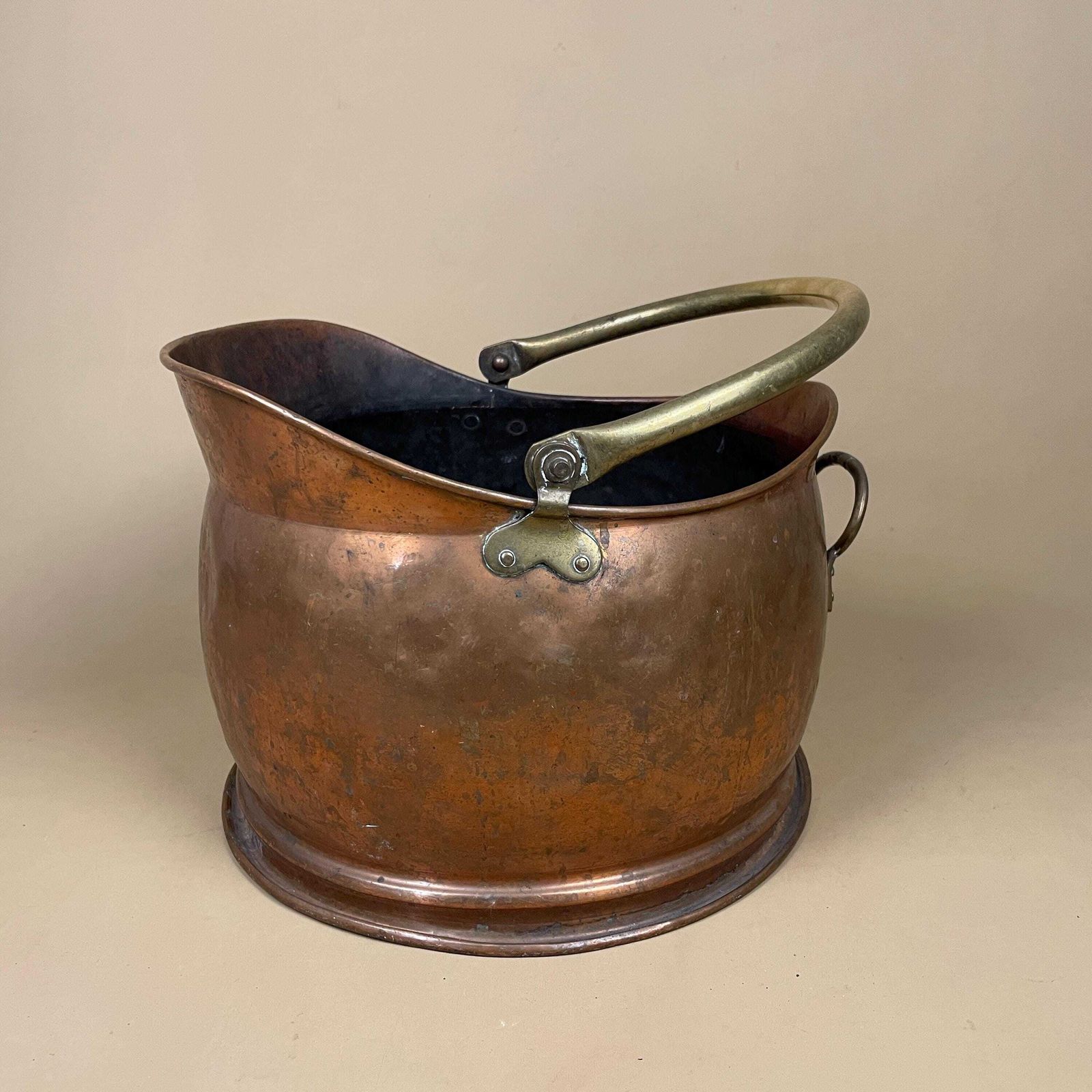 Antique English Metal Copper Coal Bucket Brass Handle Fireside Fire Side Scuttle Copper Helmet Farmhouse Cottage Vintage Fireplace photo furniture