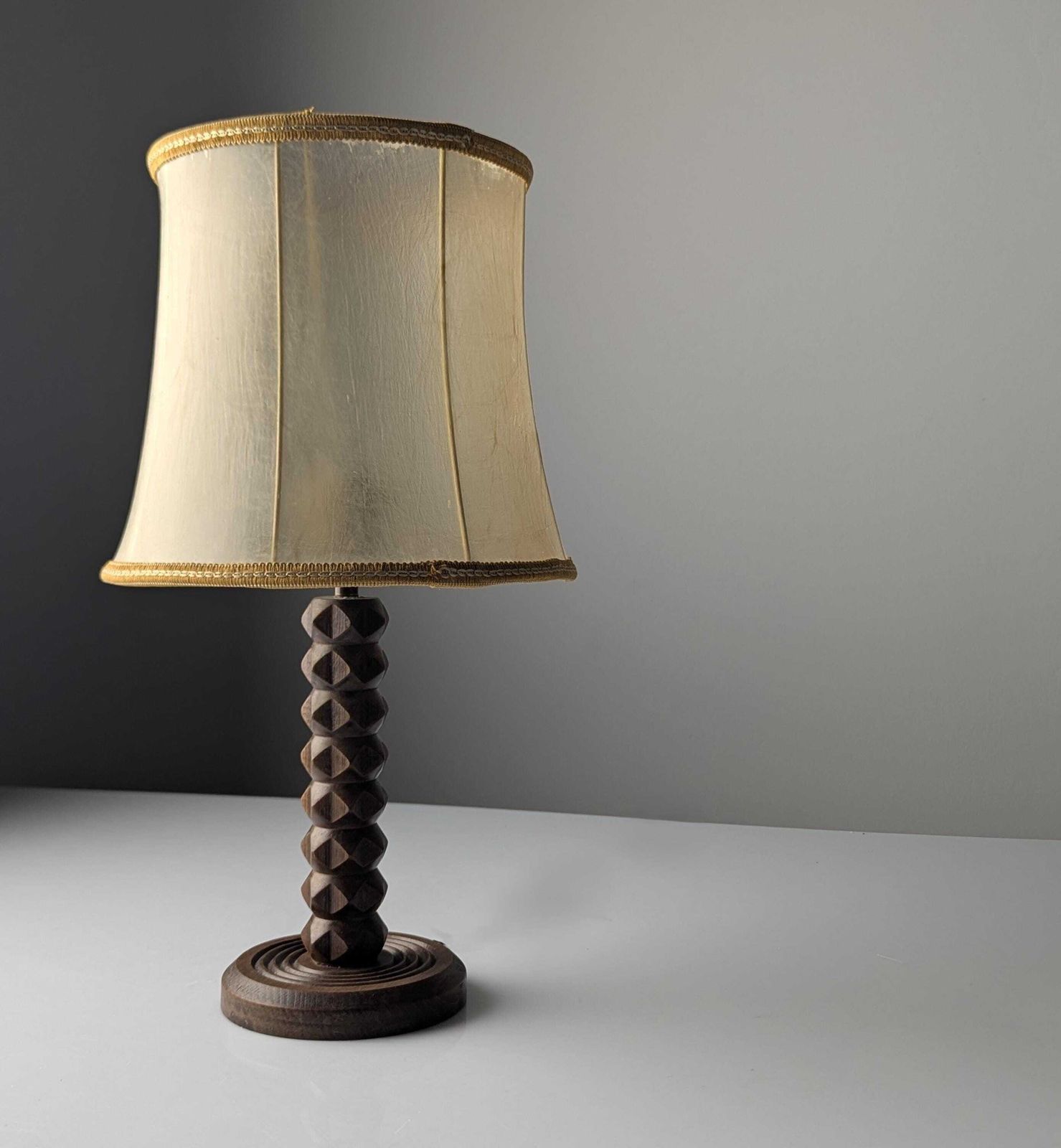 Lampe de table Charles Dudouyt en chêne, abat-jour en parchemin, France, années 1950
