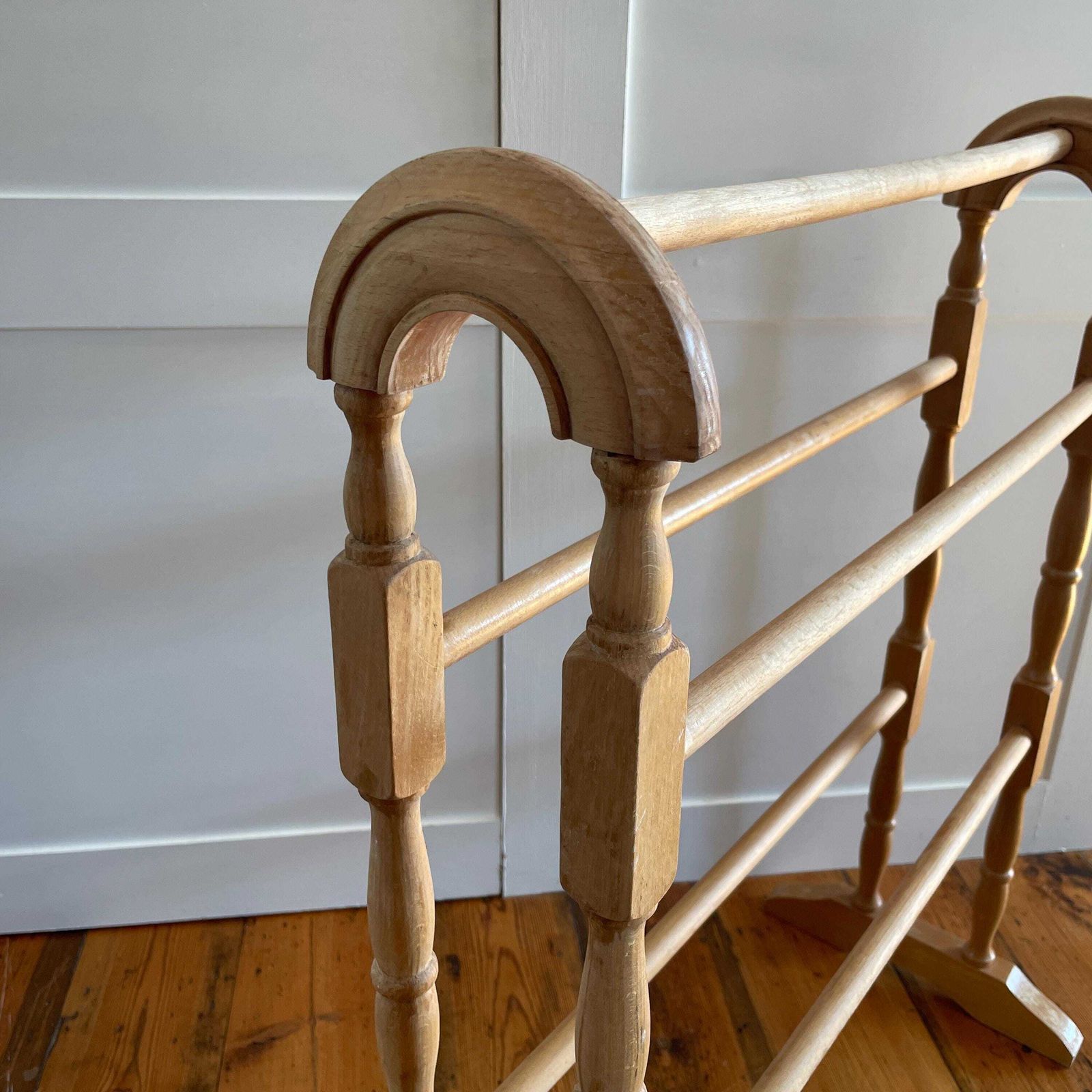 Victorian Pine Towel Rail Freestanding Wooden Blanket Bathroom Antique Style Stand Bathroom Holder Rack Cottage Mud Room Freestanding photo Furniture