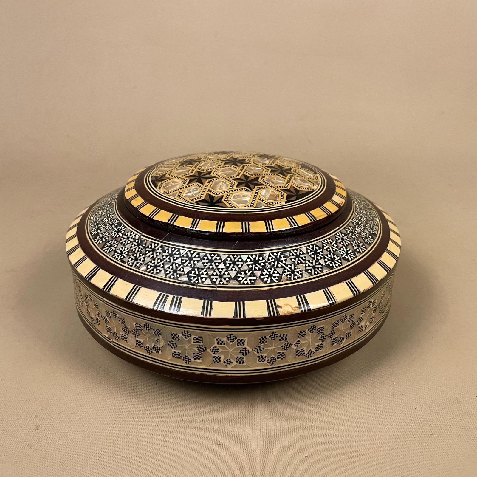 Middle Eastern Box Wooden Inlay Mosaic Pattern Trinket Jewellery Round Medium Keepsake Storage Lid Lidded Circle Marquetry Antique
