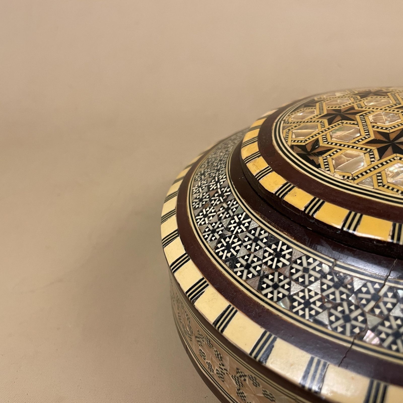 photo vinterior Middle Eastern Box Wooden Inlay Mosaic Pattern Trinket Jewellery Round Medium Keepsake Storage Lid Lidded Circle Marquetry Antique