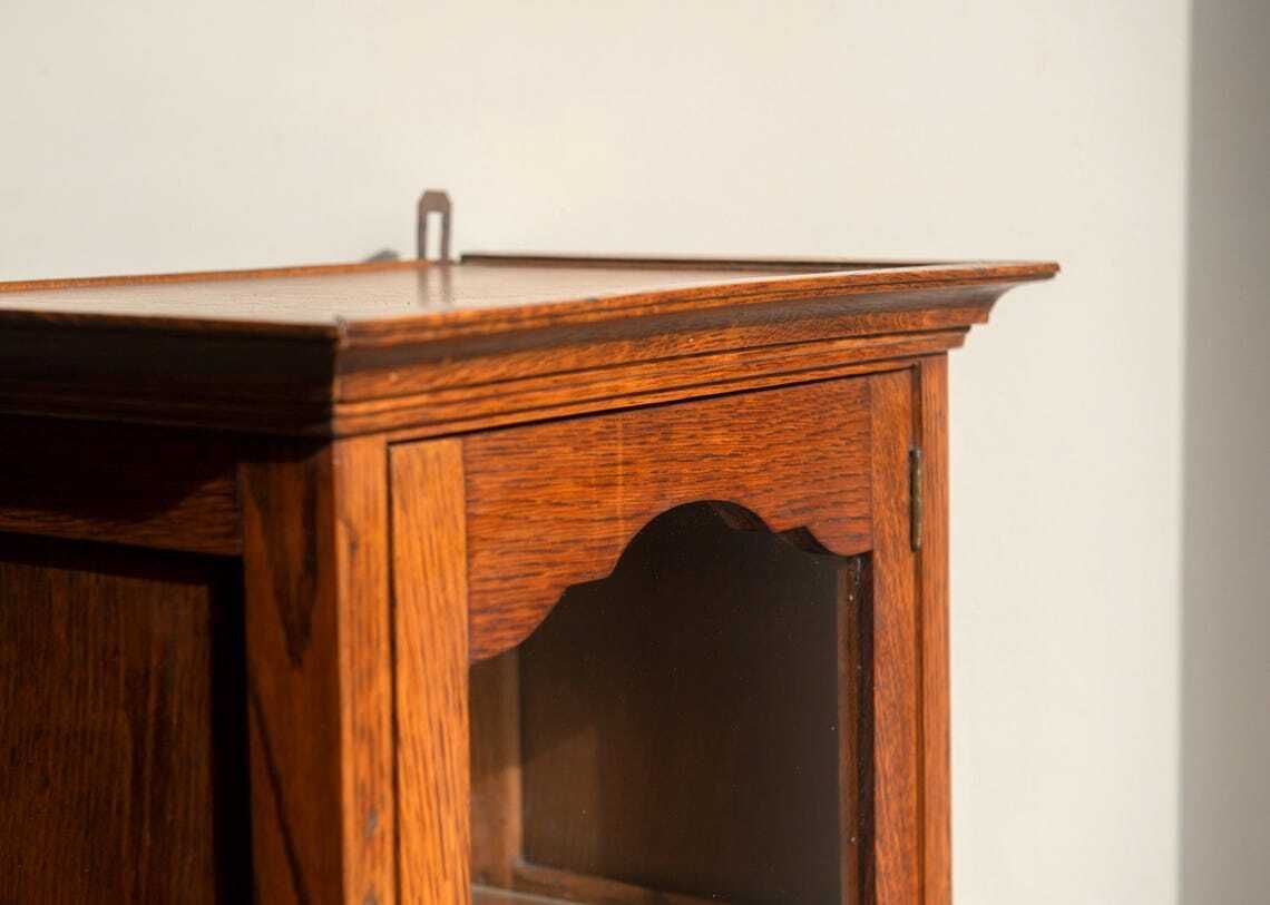 Antieke Eiken Wandkast – Glazen Deur Met Slot – Arts And Crafts Vitrinekast Voor Badkamer Of Display photo for sale