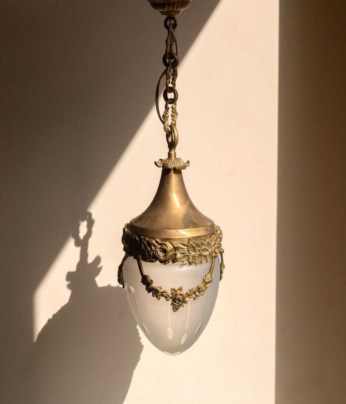 Antieke Franse Art Nouveau Hanglamp  Matglazen Hanglamp  Sierlijk Messing Plafondlicht  Bloemen Kroonluchter