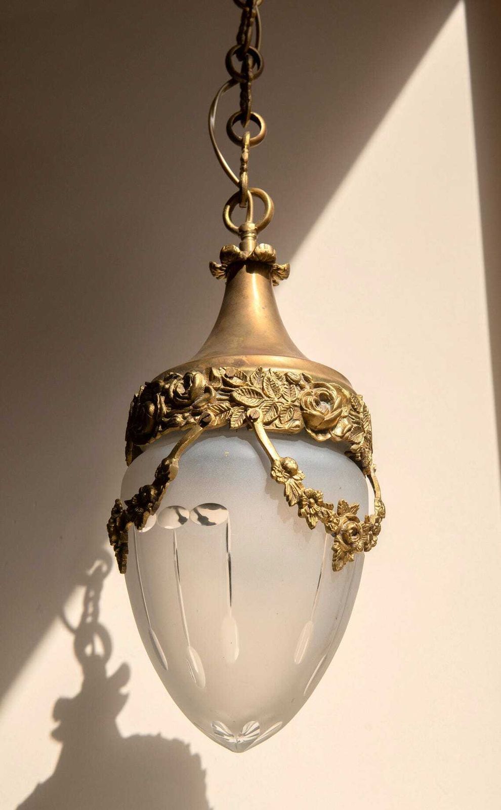 Antieke Franse Art Nouveau Hanglamp  Matglazen Hanglamp  Sierlijk Messing Plafondlicht  Bloemen Kroonluchter photo furniture