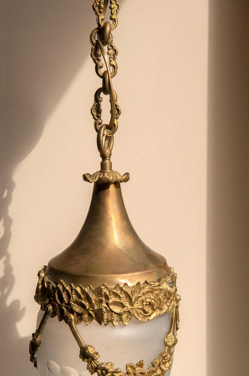 Antieke Franse Art Nouveau Hanglamp  Matglazen Hanglamp  Sierlijk Messing Plafondlicht  Bloemen Kroonluchter photo 443.0