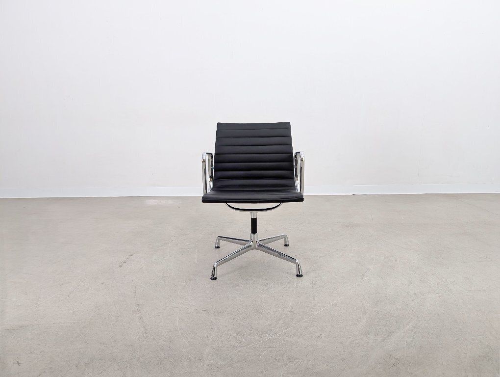 Fauteuil Vitra EA 108 en cuir noir, par Charles & Ray Eames photo furniture