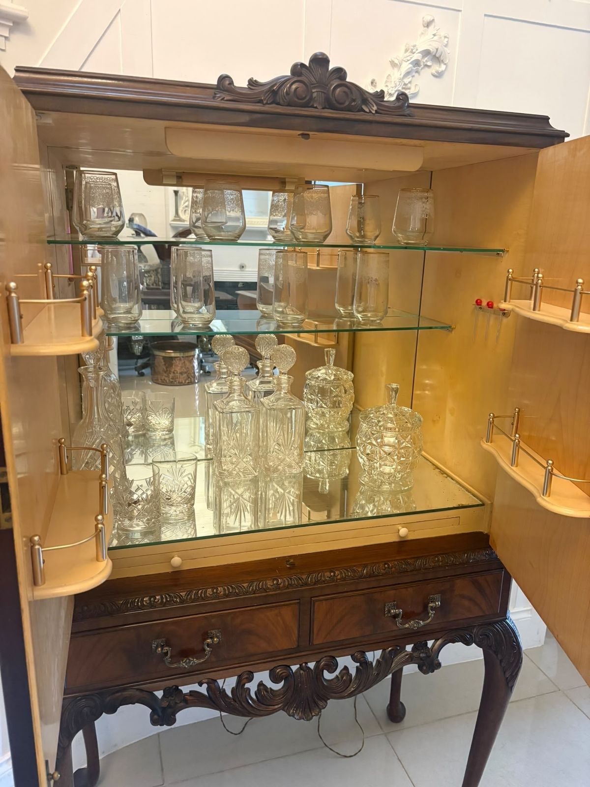 photo vinterior Antique Figured Mahogany Illuminated Cocktail Drinks Cabinet On Stand
