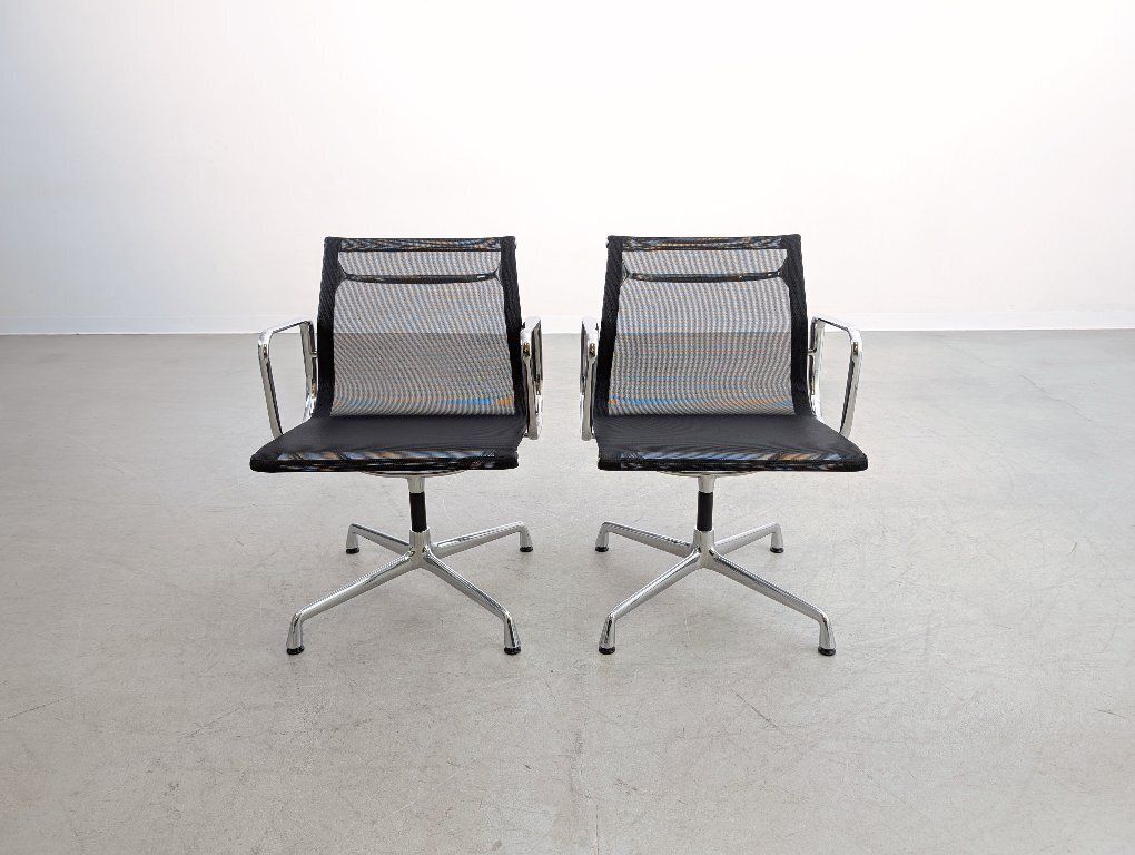 Set van 2 Vitra EA108 bureaustoelen, Charles Ray Eames mesh-ontwerp photo furniture