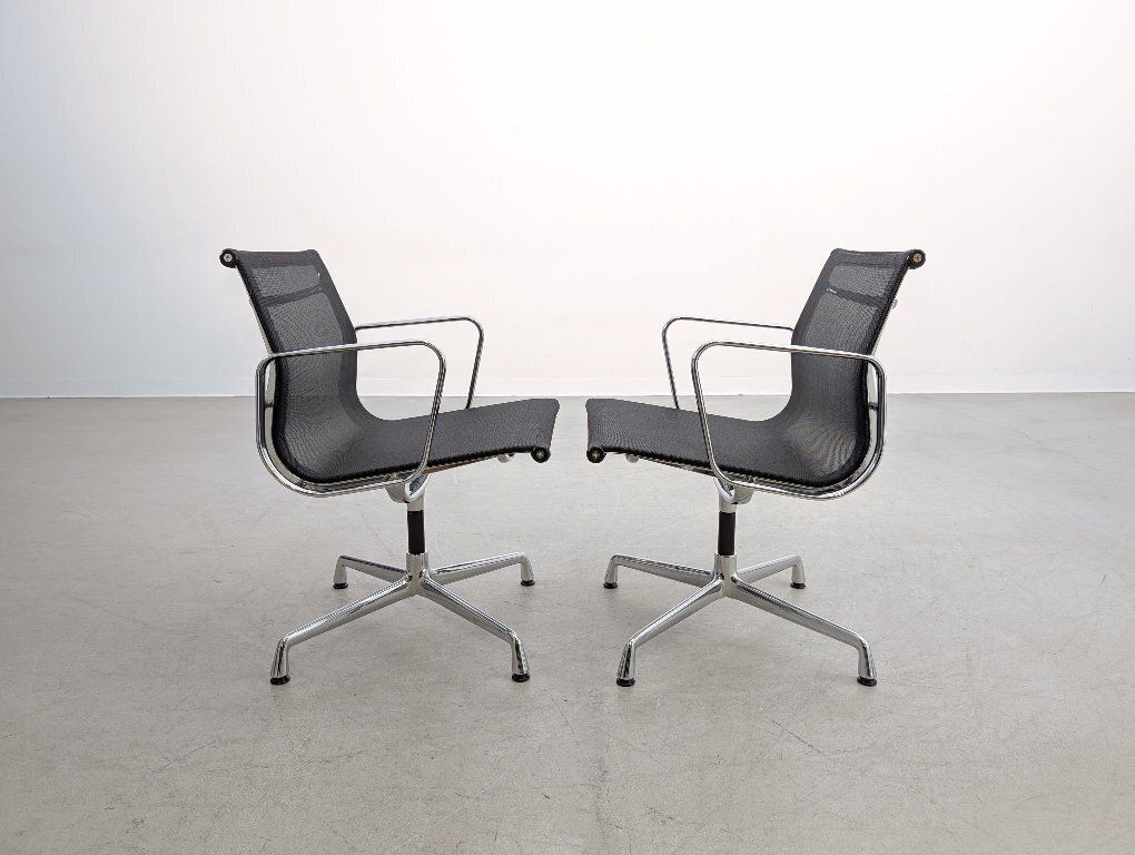 Set van 2 Vitra EA108 bureaustoelen, Charles Ray Eames mesh-ontwerp photo 1420.0