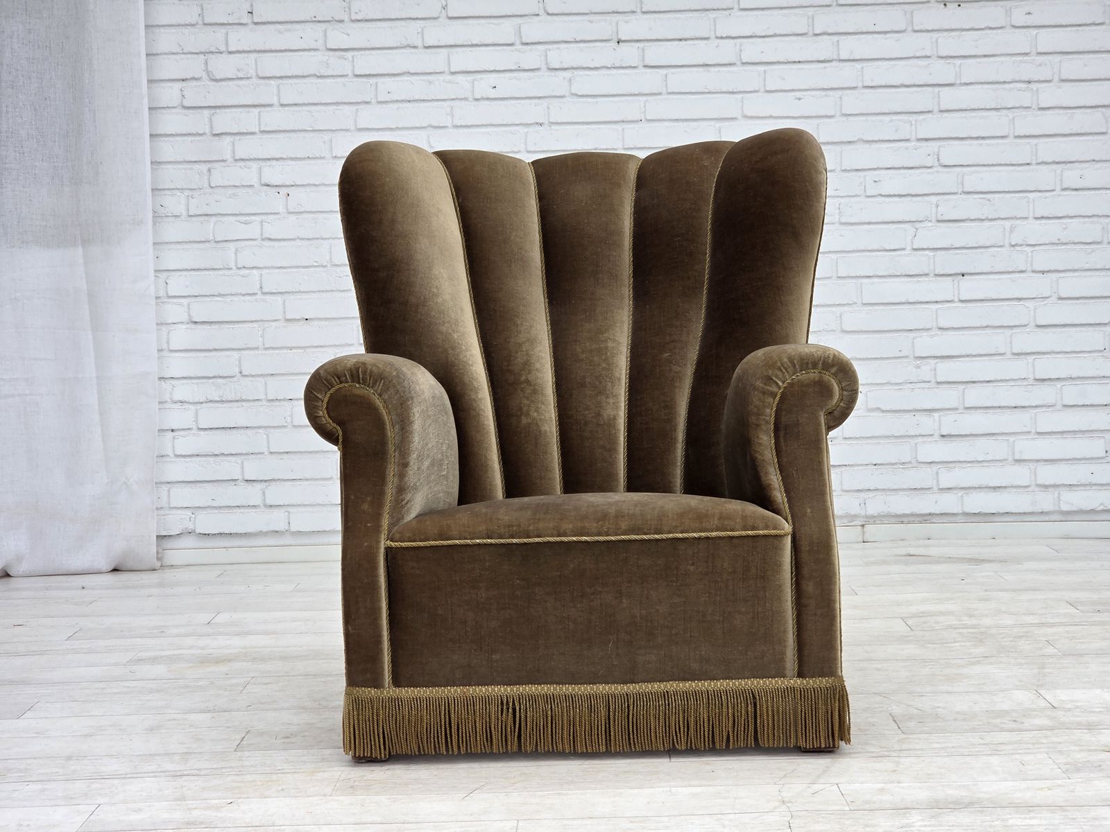 Jaren 1960, Deense relax fauteuil, donkergroen meubelvelours, essenhout. photo furniture