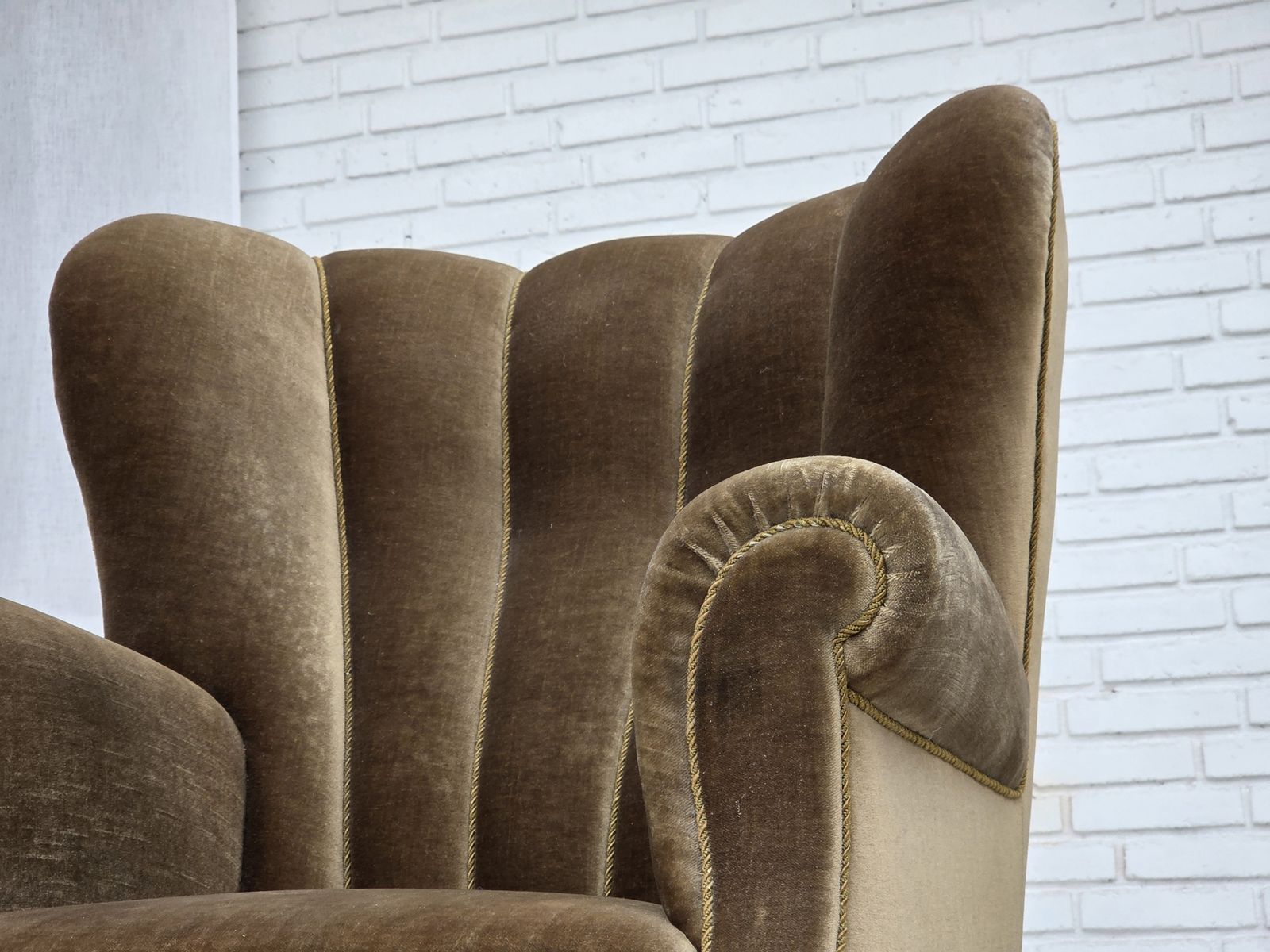 Jaren 1960, Deense relax fauteuil, donkergroen meubelvelours, essenhout. photo for sale