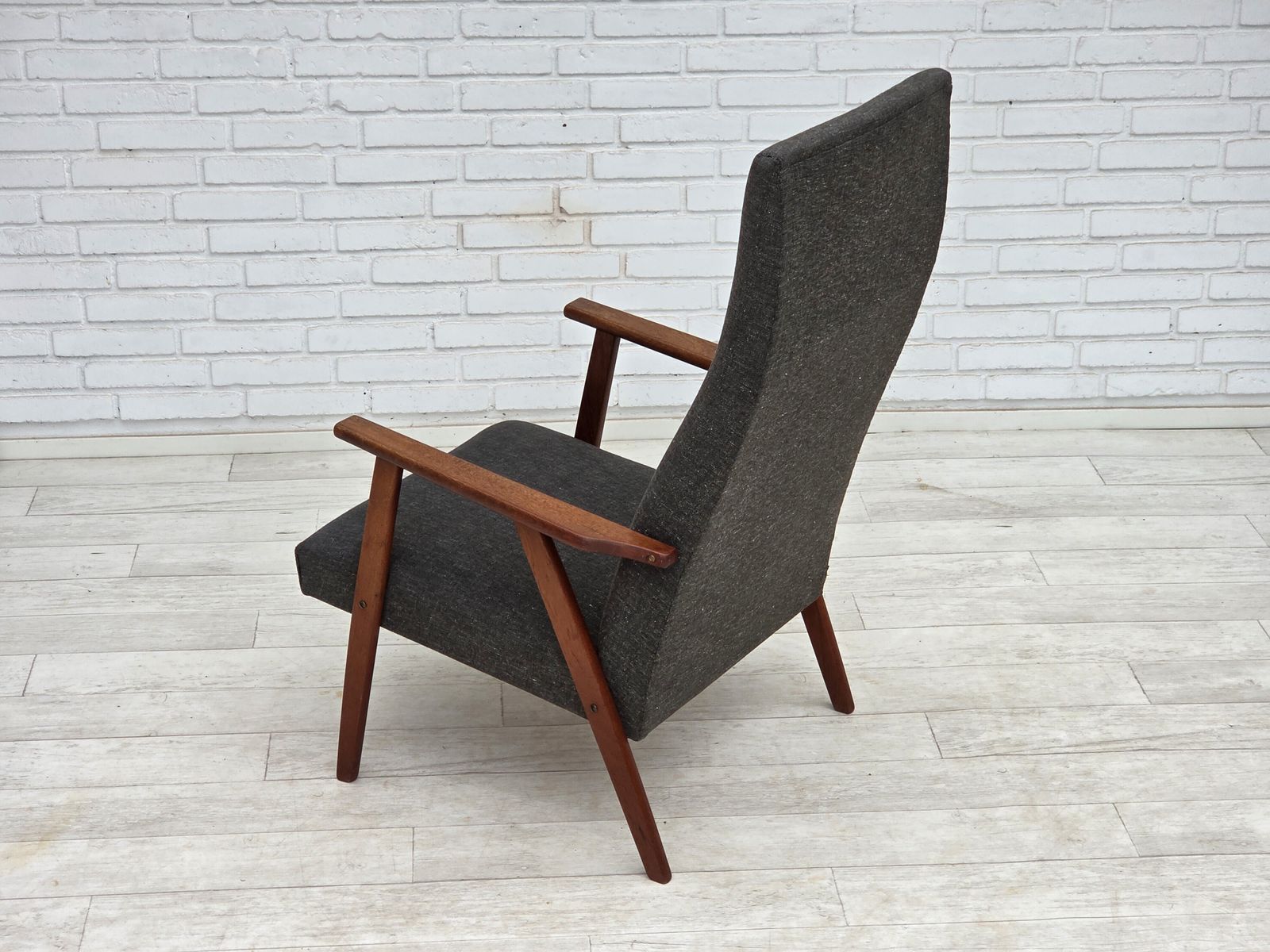 photo for sale Ca. jaren 1970, Deense fauteuil met hoge rug, meubelstof, teakhout.