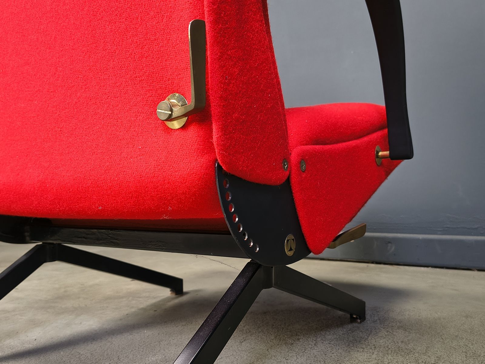 Vintage P40 Lounge Chair By Osvaldo Borsani For Tecno, 1960s photo furniture