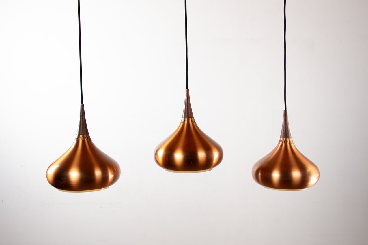 Grande suspension triple danoise en métal et palissandre, édition ancienne, modèle Orient, par Jo Hammerborg pour Fog & Mørup, 1965. photo Luminaires