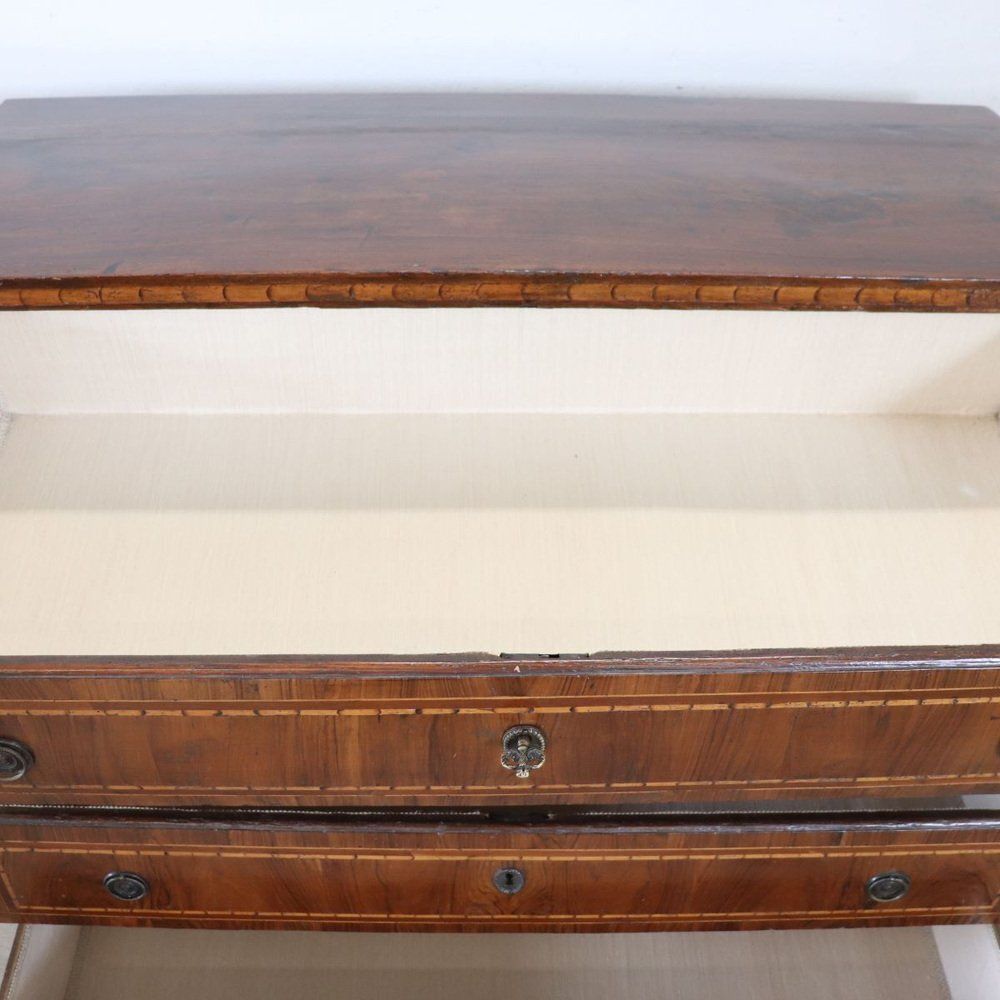 photo furniture Antique 18th Century Walnut Chest Of Drawers