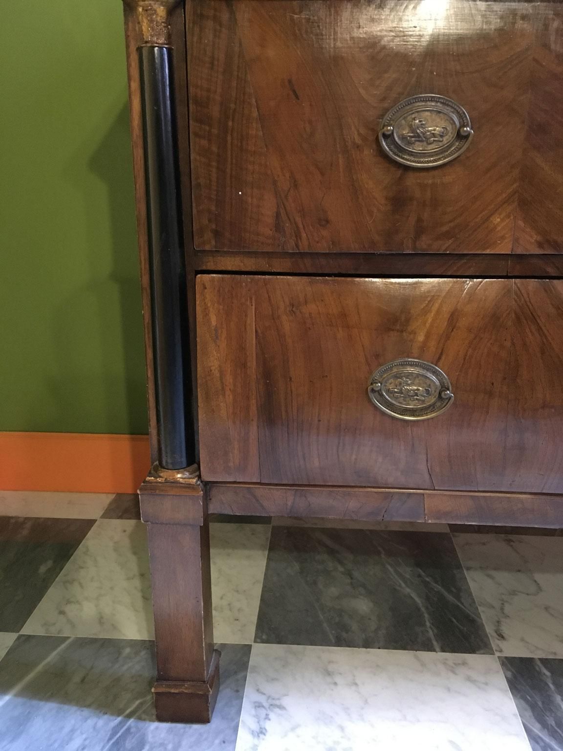 Commode Empire en noyer avec poignées en bronze, Italie, XVIIIe siècle photo Mobilier