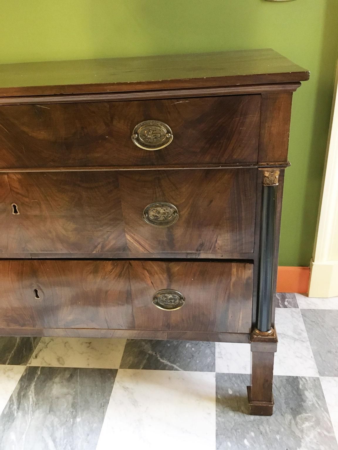 6170.0 Italiaanse ladekast in Empire-stijl, 18e eeuw, walnoot met bronzen grepen photo