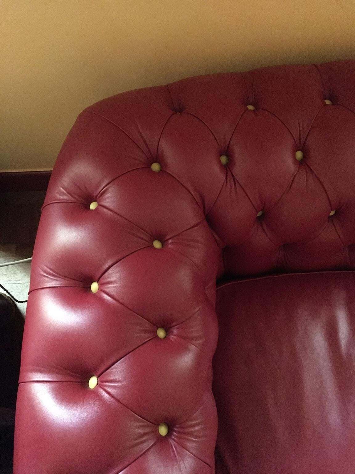 photo furniture Canapé baroque Chester en cuir bordeaux, début du XXIe siècle, Italie, par Poltrona Frau