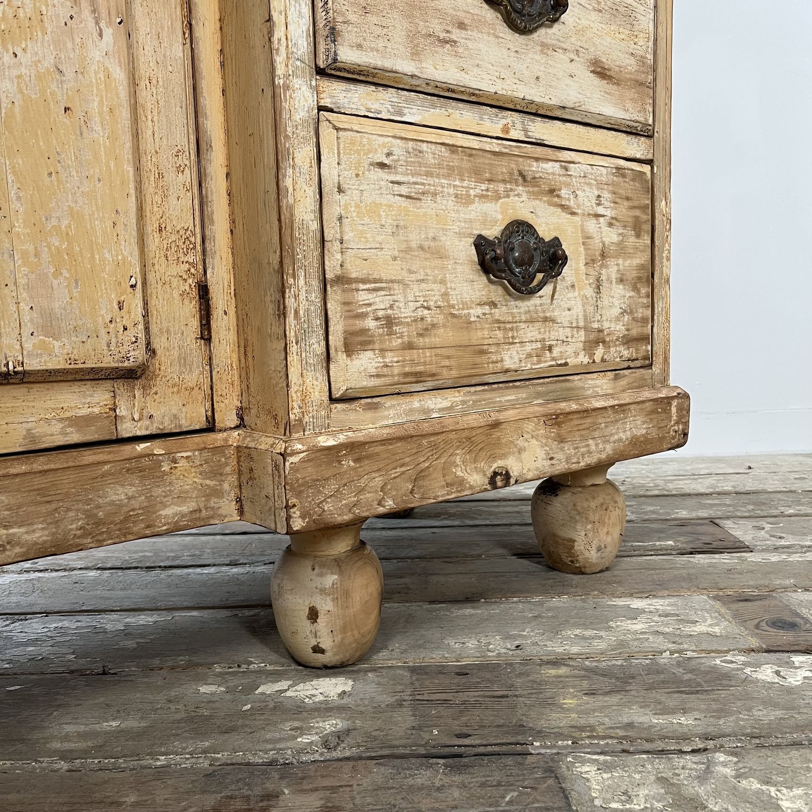 photo vinterior Antique Painted Pine Kitchen Dresser