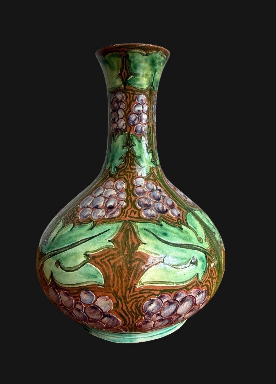 Della Robbia vaas met druivendecor photo for sale