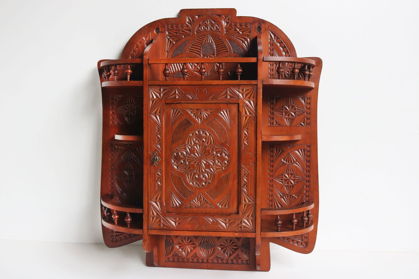 Armoire murale Arts & Crafts néerlandaise sculptée, art populaire, bois sculpté, 1910 photo furniture