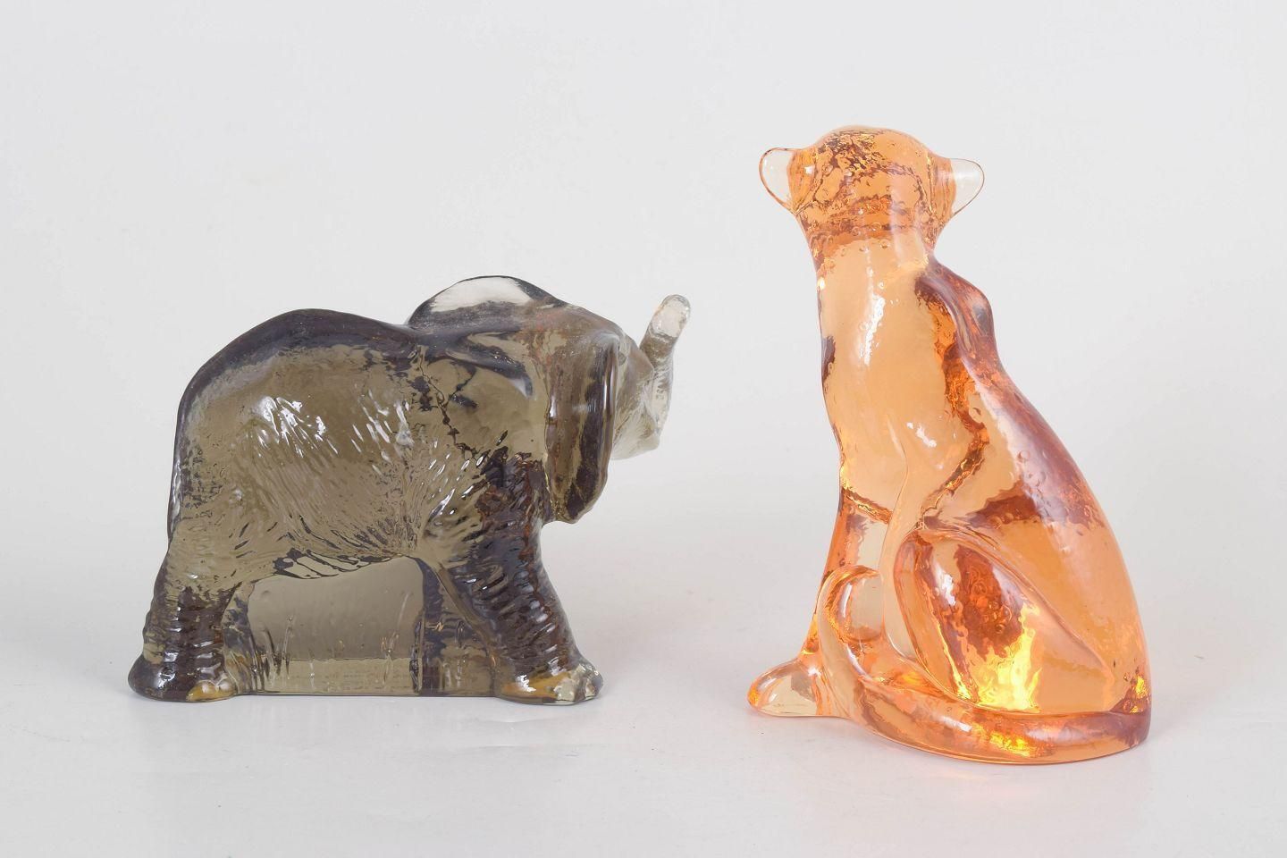 Paul Hoff pour Kosta Boda. Deux figurines en verre d'art, éléphant et puma. Années 1980 photo for sale