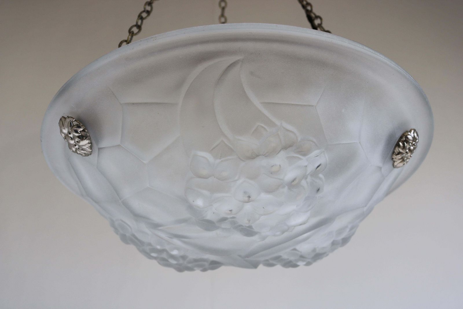 Lustre Art déco d'époque, verre blanc, par David Gueron Degue photo for sale