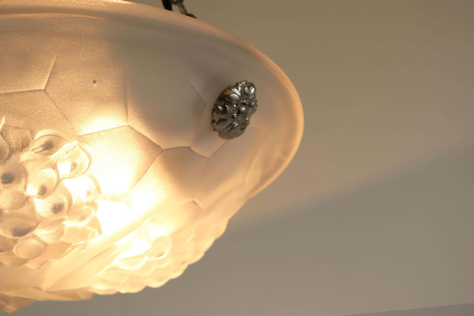 1270.0 Antiek Frans art deco hanglamp / kroonluchter van David Gueron Degue, wit glas photo