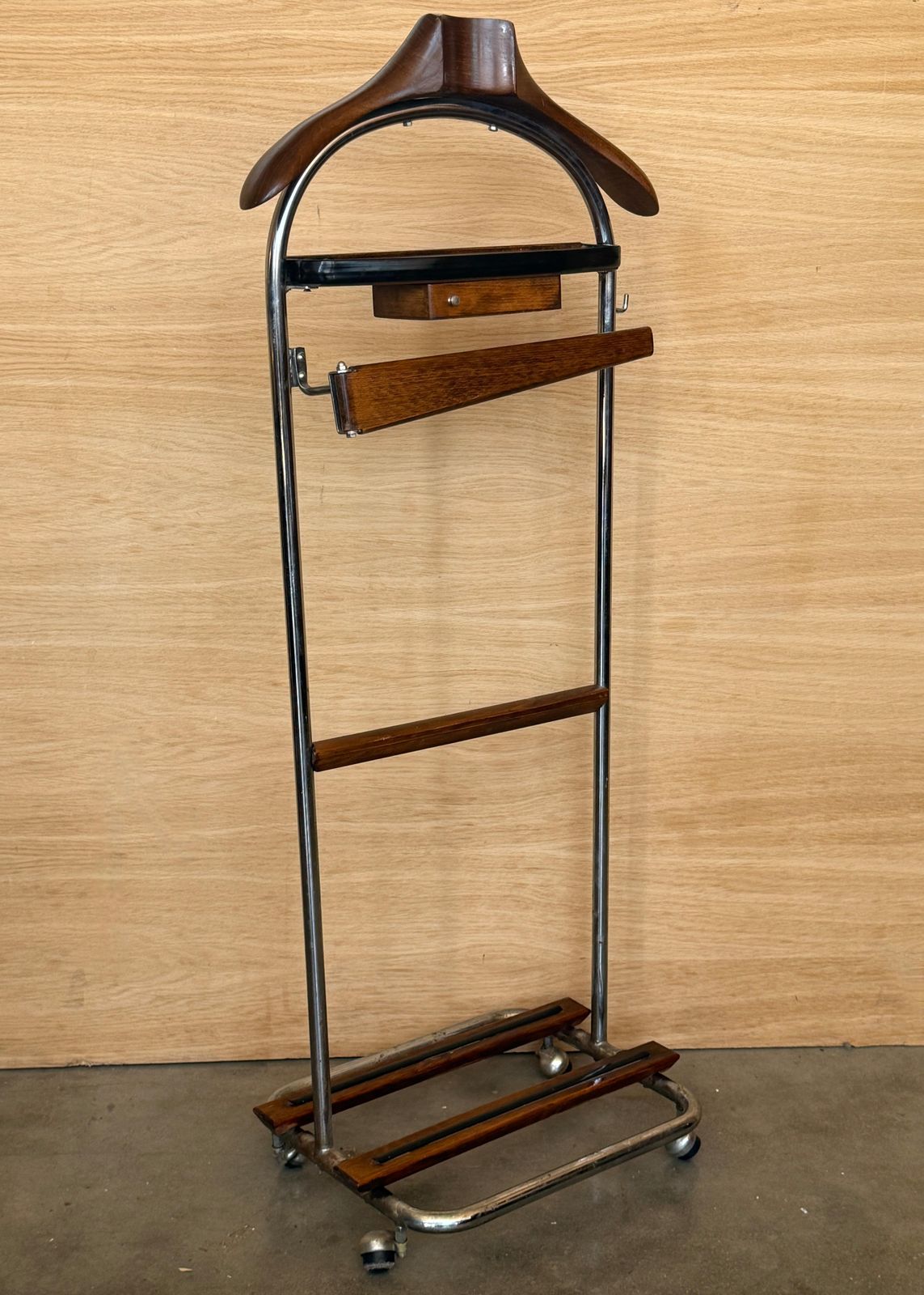 Valet de chambre en hêtre et laiton, dans le style de Ico Parisi photo Mobilier