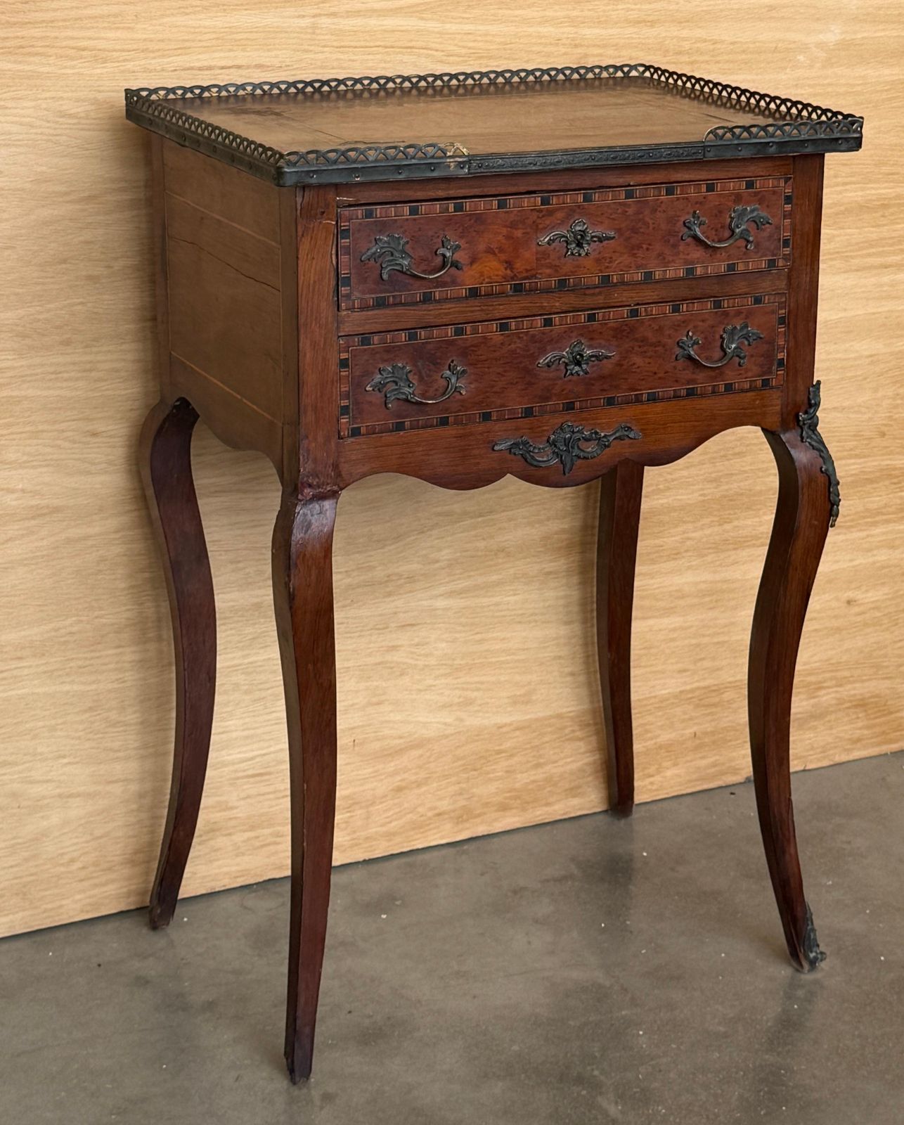 Table de chevet française à deux tiroirs, galerie en laiton et montures en bronze photo 2075.0