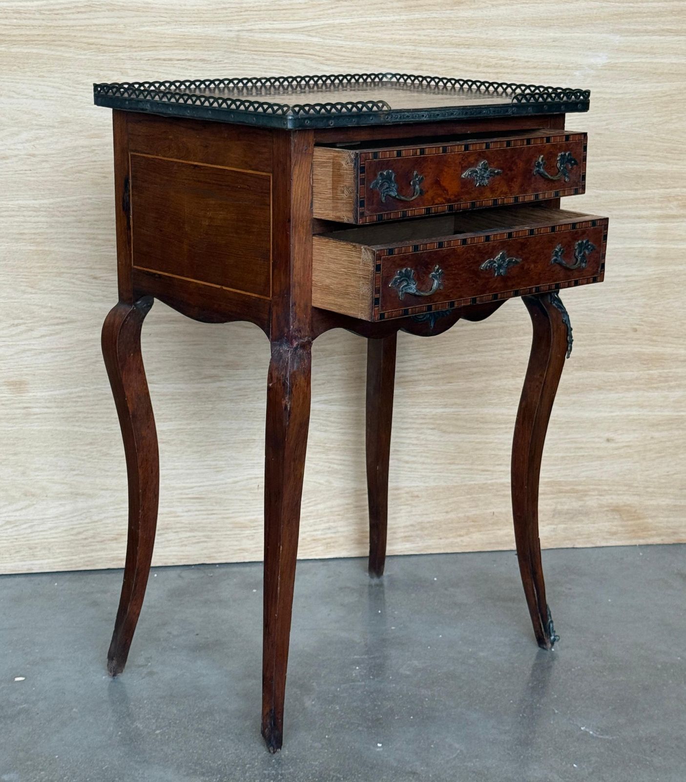 photo furniture Table de chevet française à deux tiroirs, galerie en laiton et montures en bronze