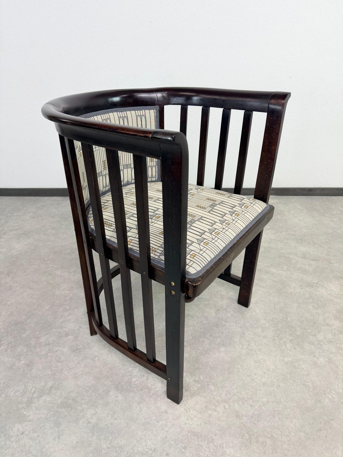 Fledermaus Secession Armchair No.423 By Josef Hoffmann photo vinterior